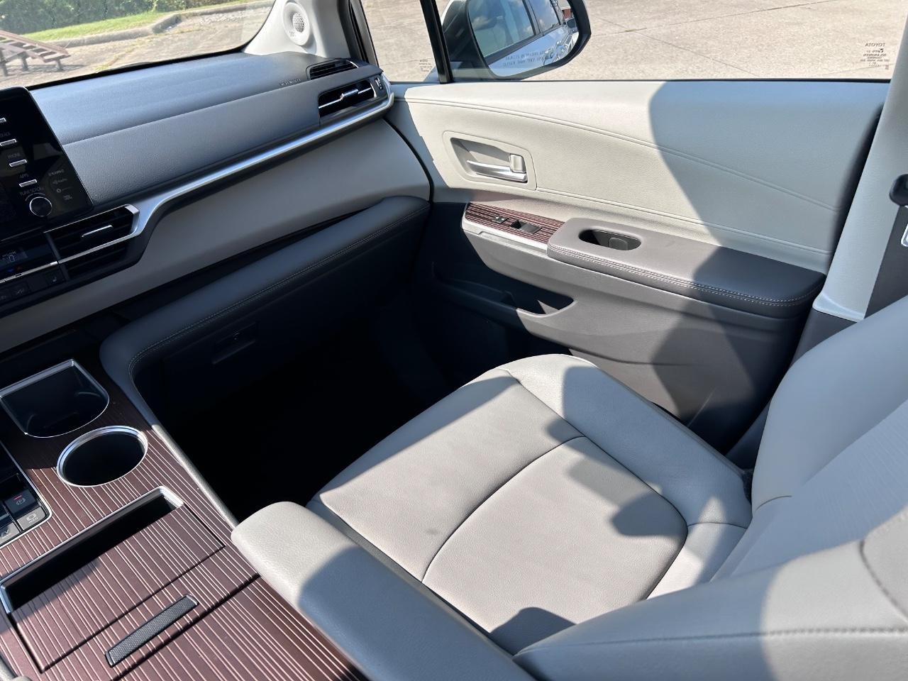 Toyota Sienna Vehicle Full-screen Gallery Image 18