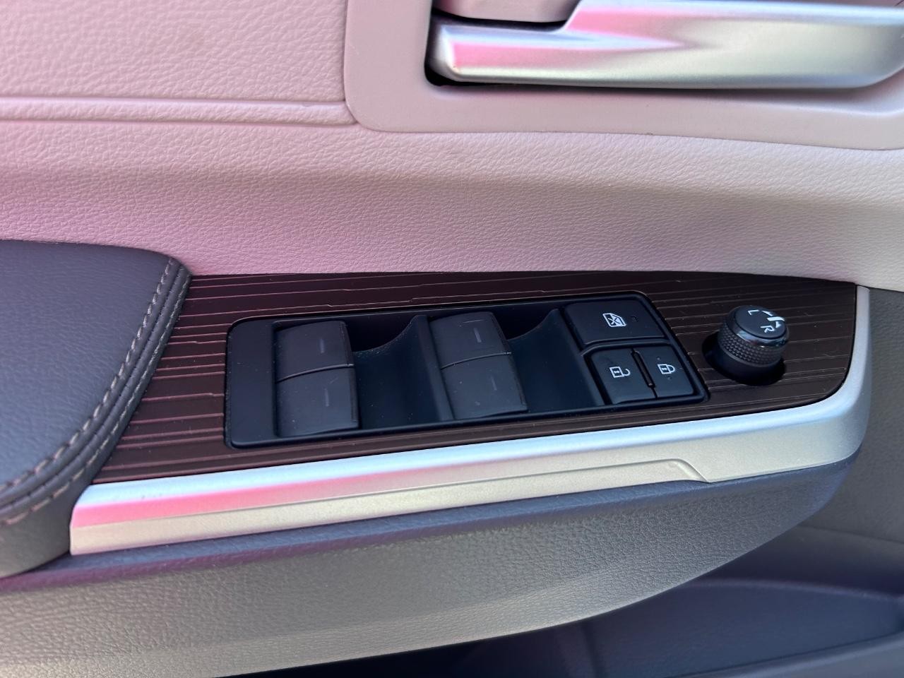 Toyota Sienna Vehicle Full-screen Gallery Image 19