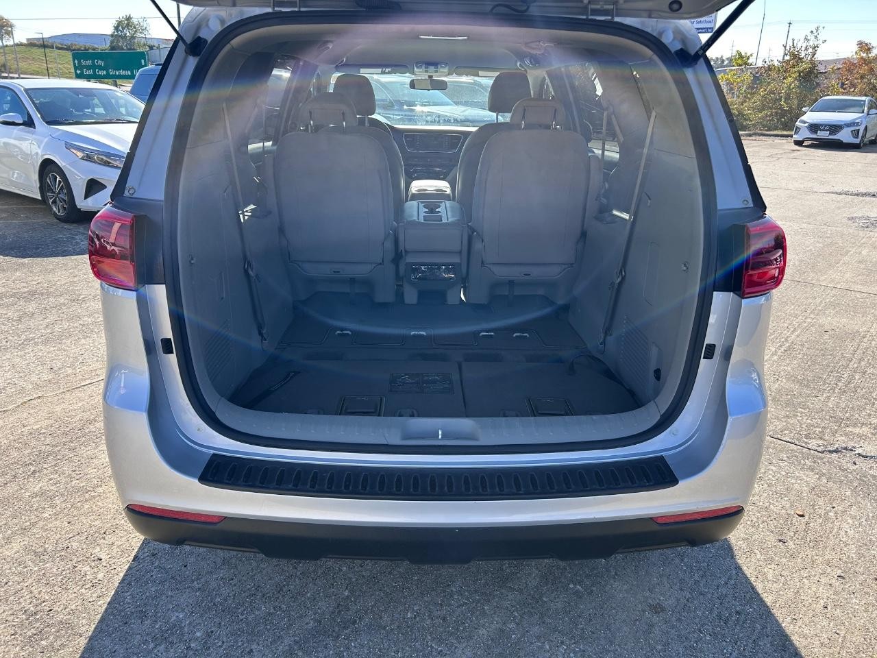 Kia Sedona Vehicle Full-screen Gallery Image 04