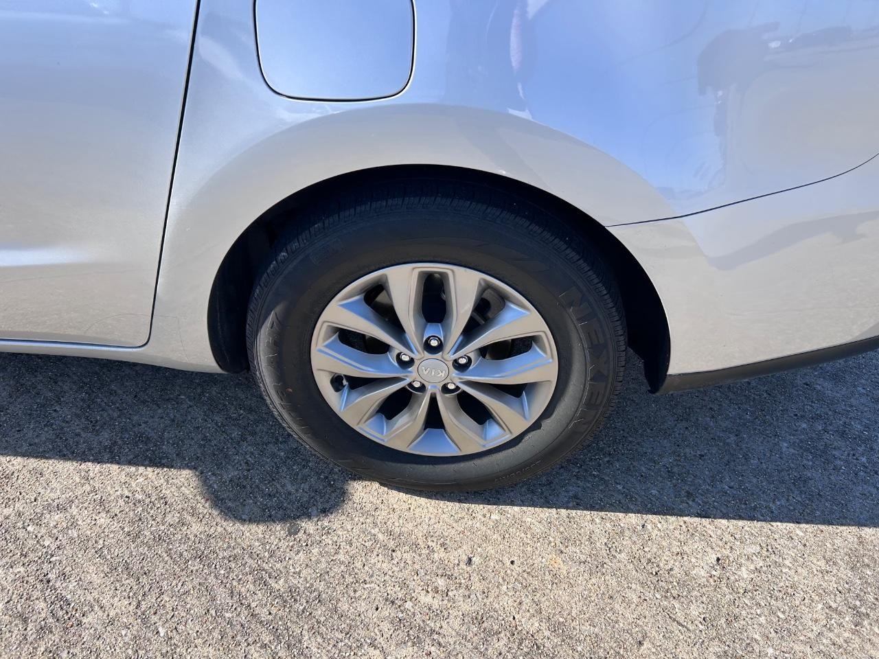 Kia Sedona Vehicle Full-screen Gallery Image 05