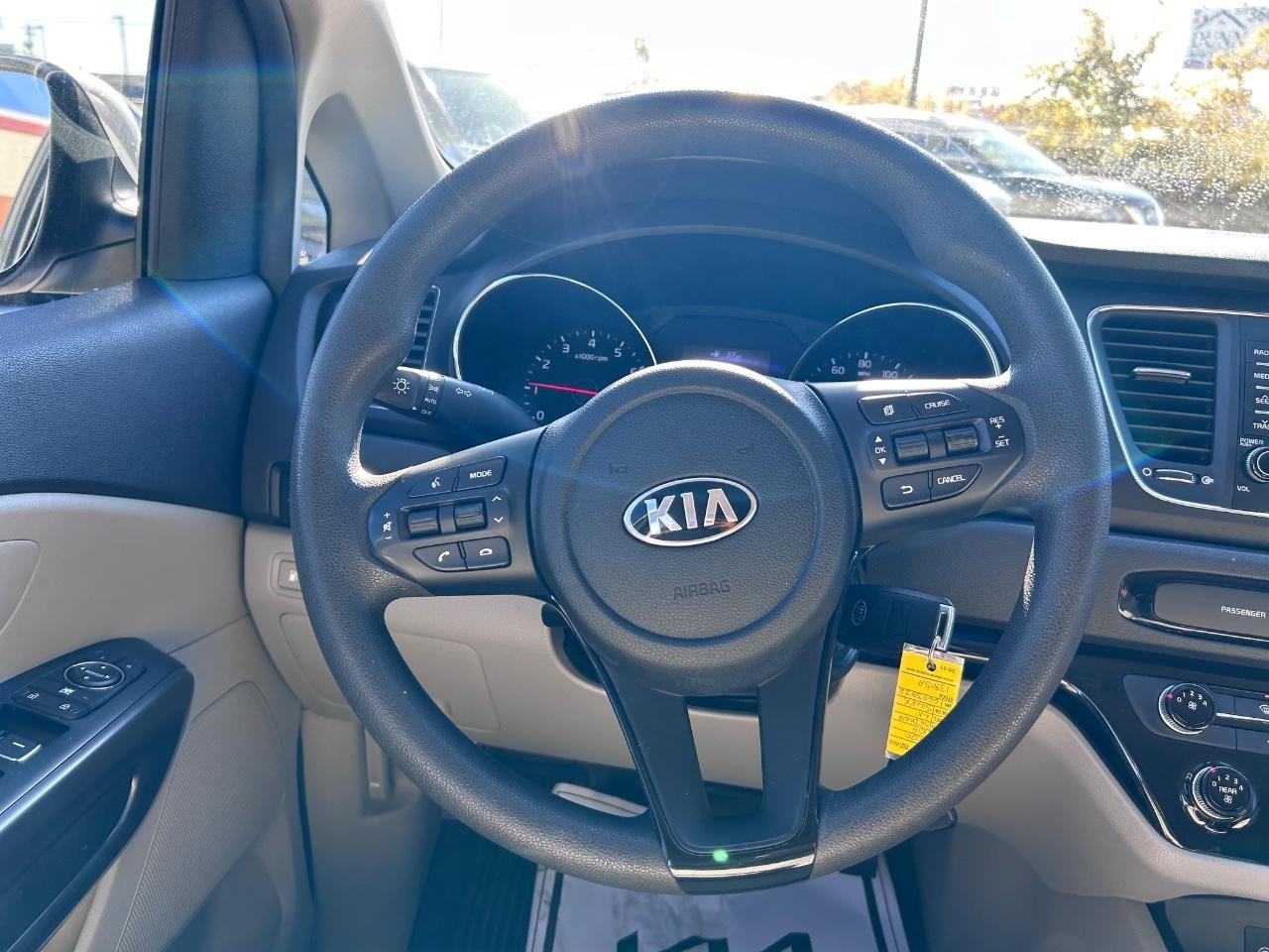 Kia Sedona Vehicle Full-screen Gallery Image 10