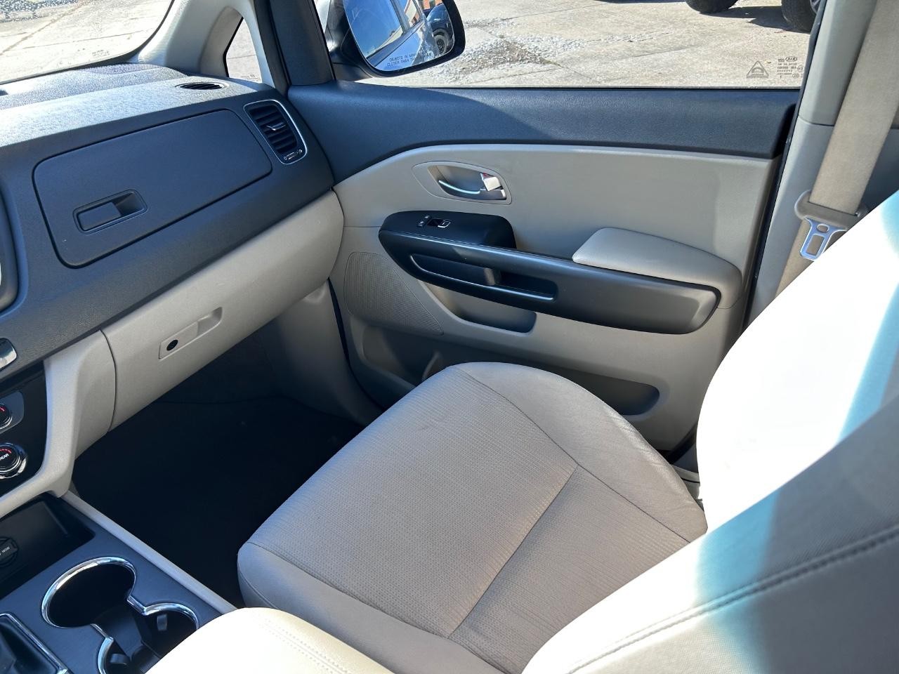 Kia Sedona Vehicle Full-screen Gallery Image 16