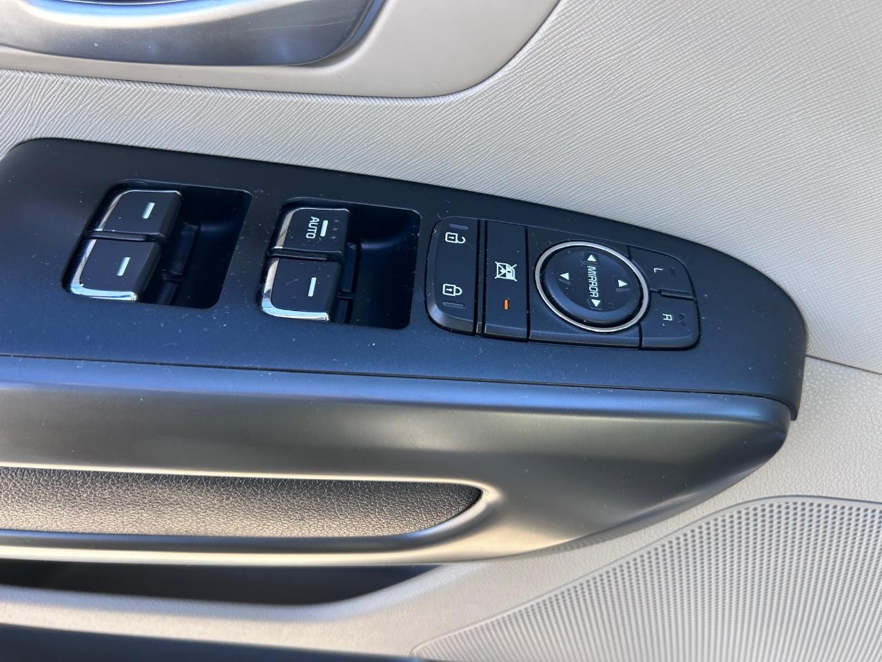 Kia Sedona Vehicle Full-screen Gallery Image 17