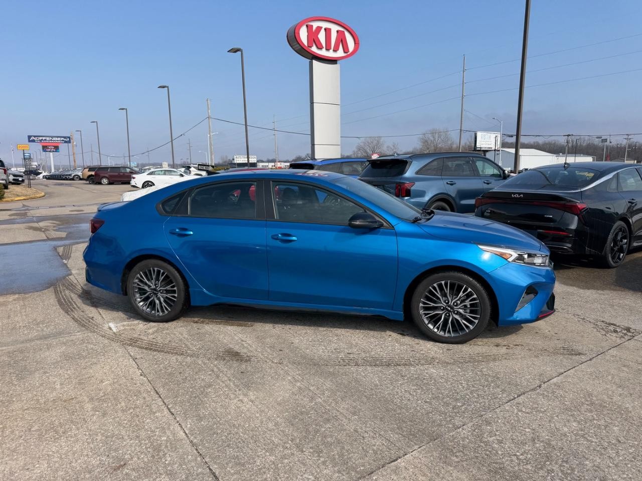 Kia Forte Vehicle Full-screen Gallery Image 02