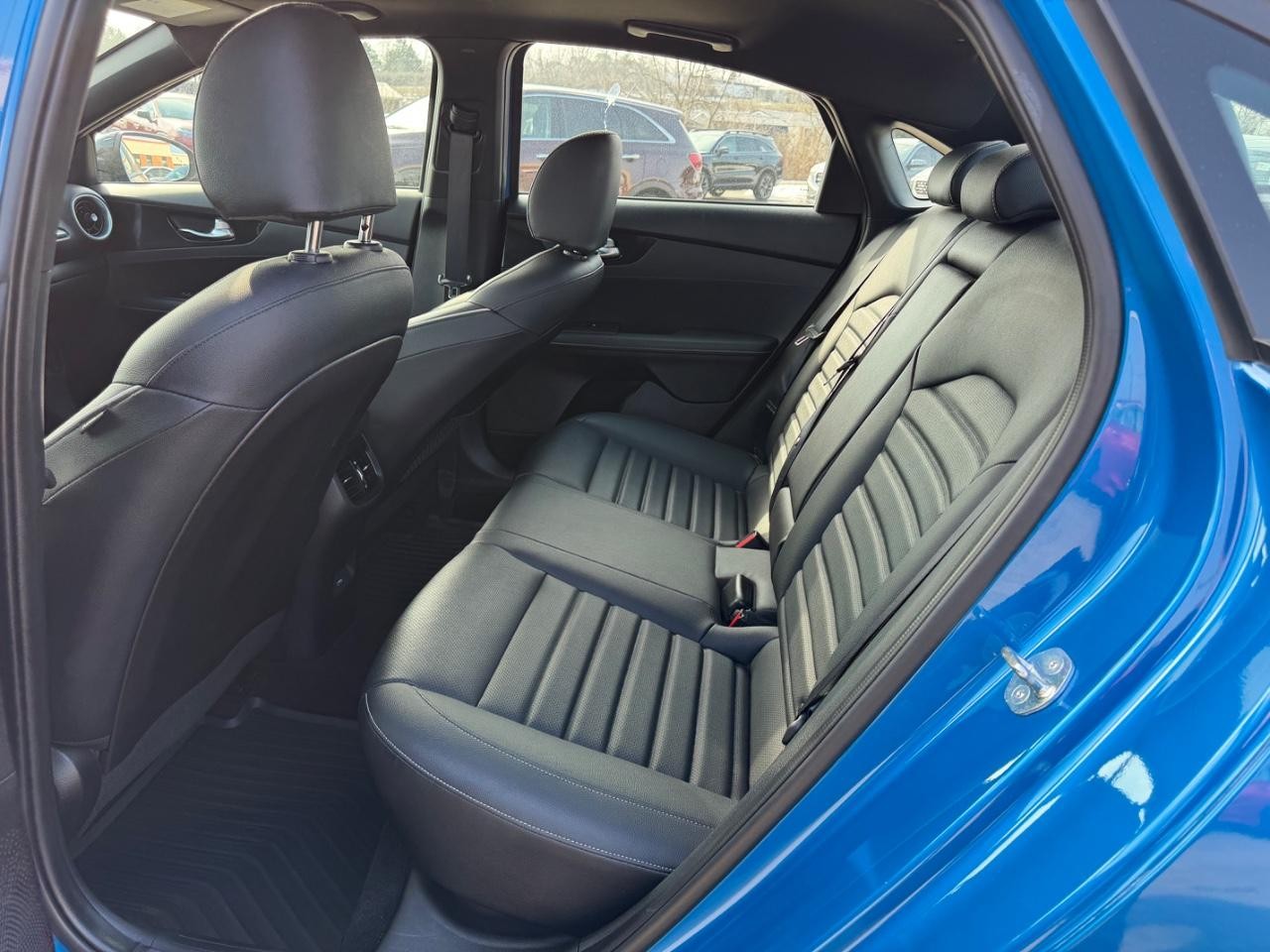 Kia Forte Vehicle Full-screen Gallery Image 05