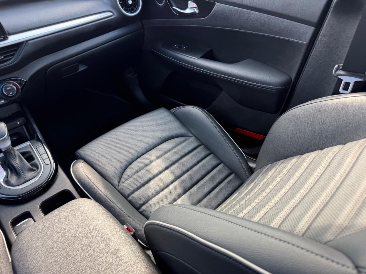 Kia Forte Vehicle Full-screen Gallery Image 14