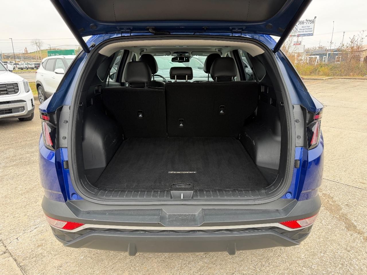 Hyundai Tucson Vehicle Full-screen Gallery Image 04