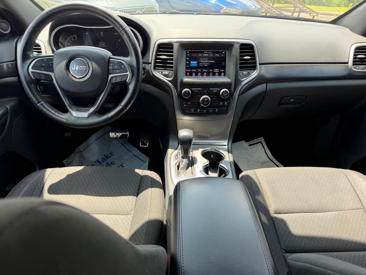 Jeep Grand Cherokee Vehicle Full-screen Gallery Image 08