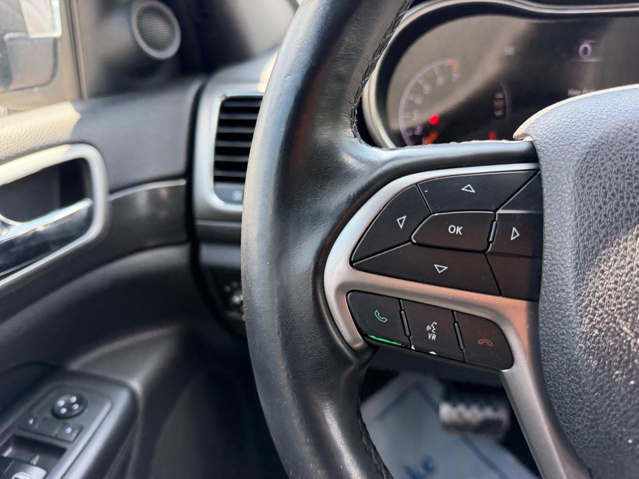 Jeep Grand Cherokee Vehicle Full-screen Gallery Image 10