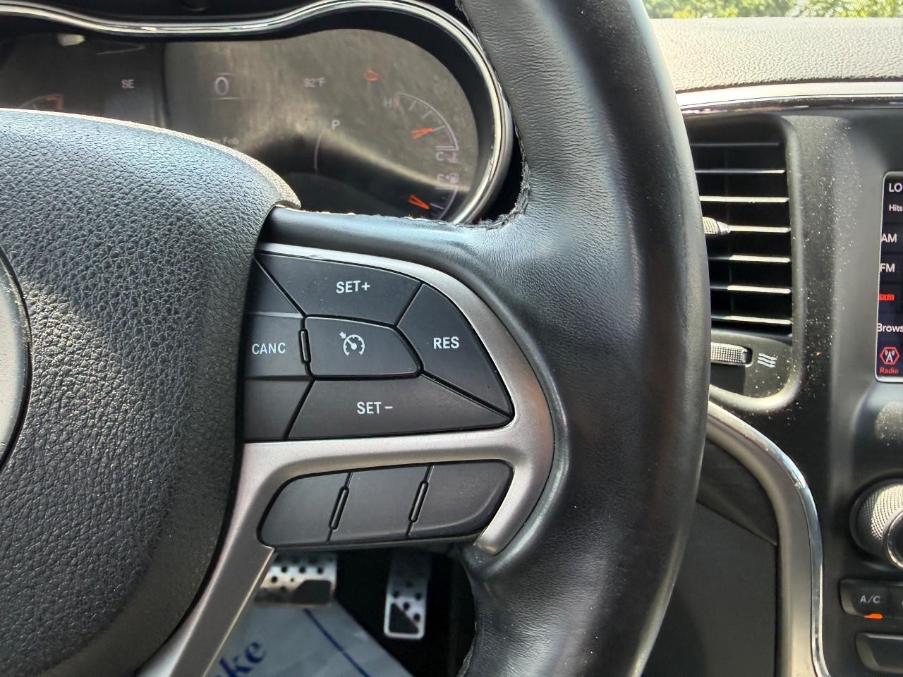 Jeep Grand Cherokee Vehicle Full-screen Gallery Image 12