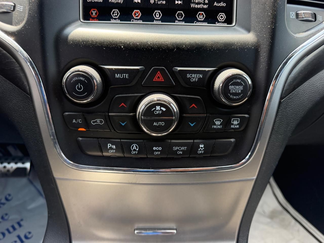 Jeep Grand Cherokee Vehicle Full-screen Gallery Image 14