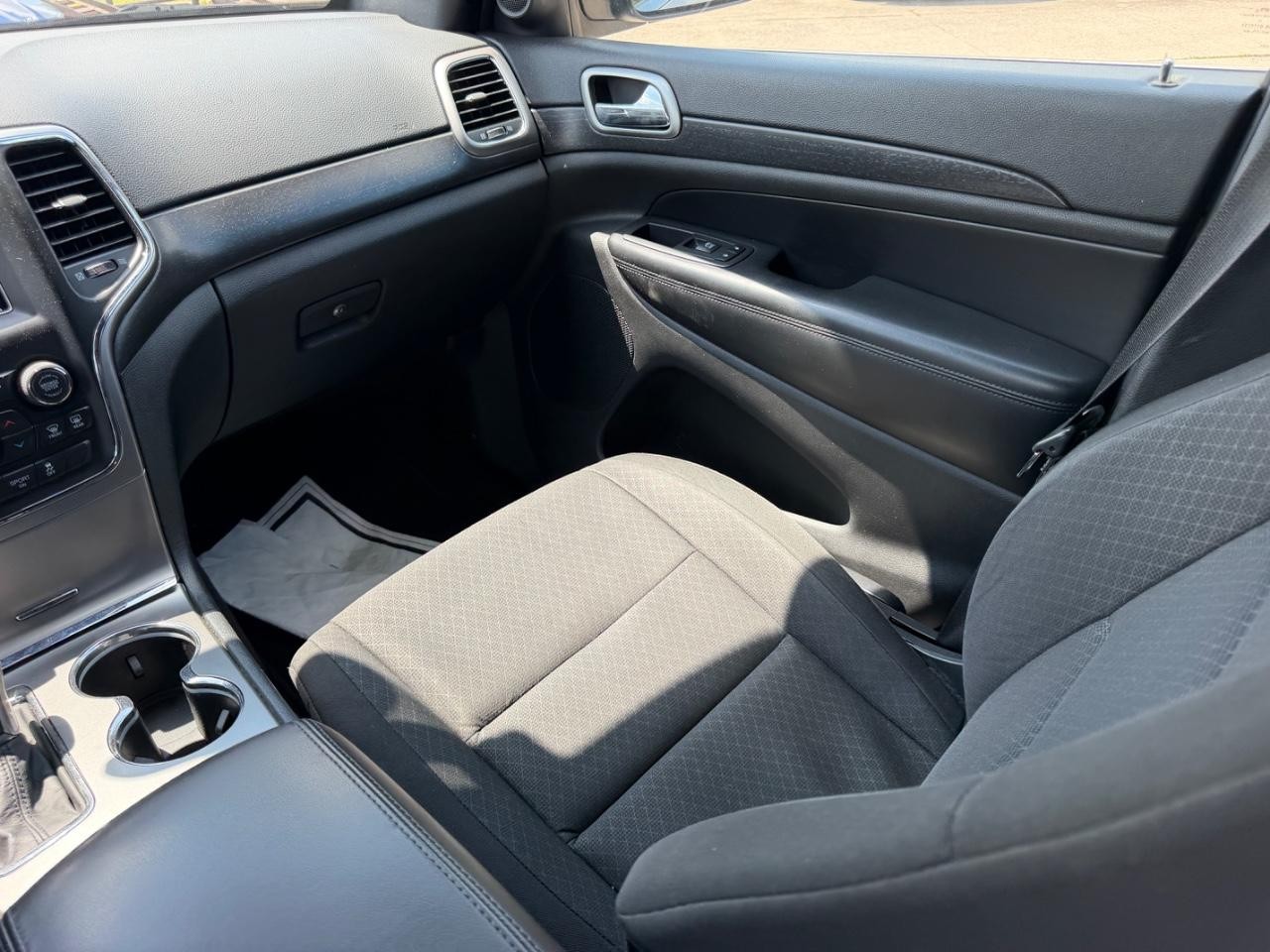 Jeep Grand Cherokee Vehicle Full-screen Gallery Image 16