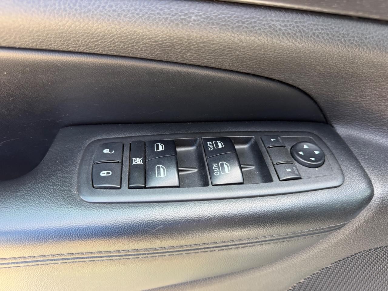 Jeep Grand Cherokee Vehicle Full-screen Gallery Image 17