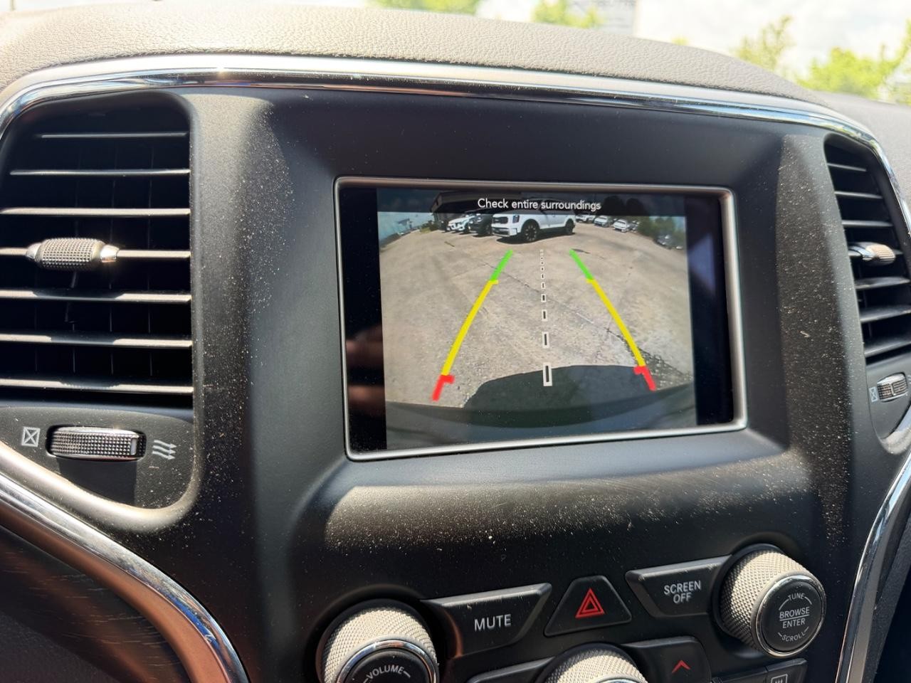 Jeep Grand Cherokee Vehicle Full-screen Gallery Image 20