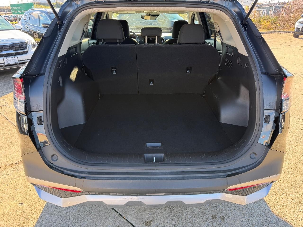 Kia Sportage Vehicle Full-screen Gallery Image 04