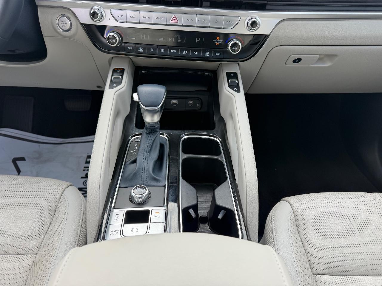 Kia Telluride Vehicle Full-screen Gallery Image 18