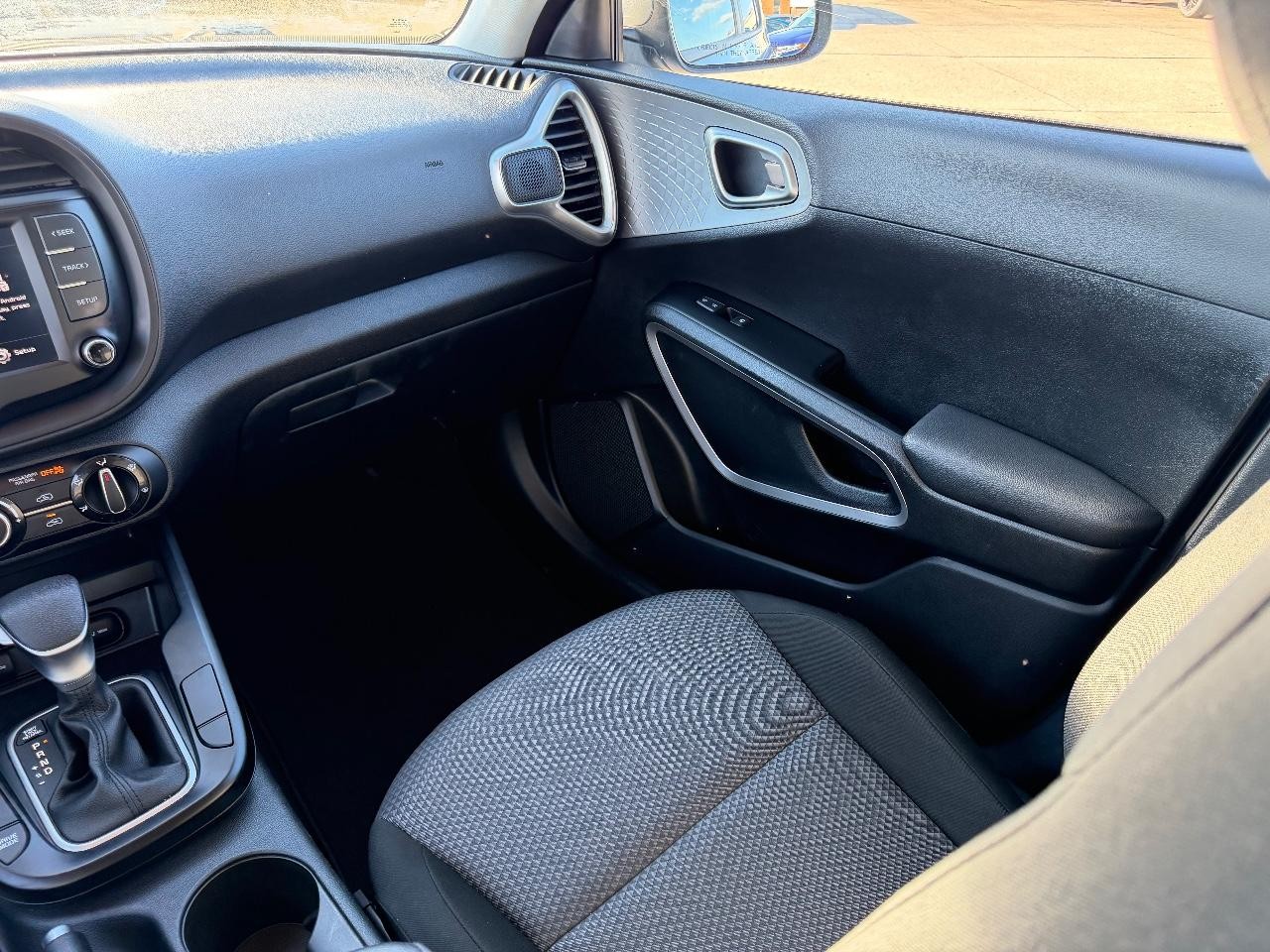 Kia Soul Vehicle Full-screen Gallery Image 14