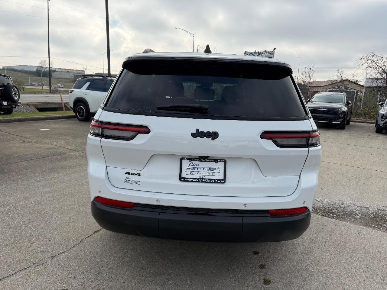 Jeep Grand Cherokee L Vehicle Full-screen Gallery Image 03