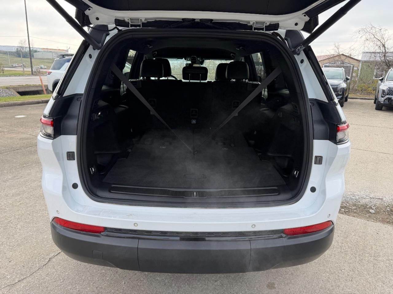 Jeep Grand Cherokee L Vehicle Full-screen Gallery Image 04