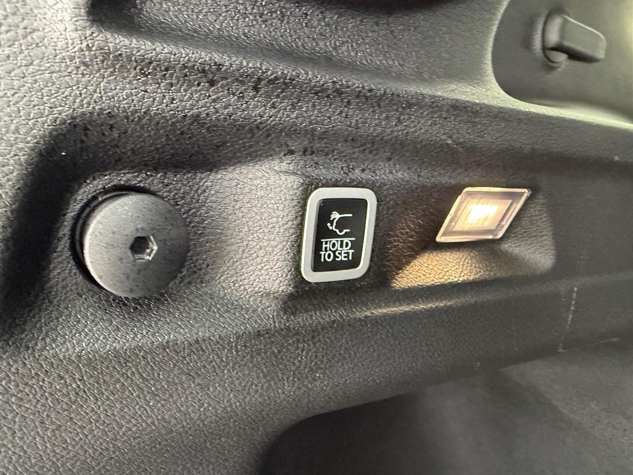 Jeep Grand Cherokee L Vehicle Full-screen Gallery Image 05