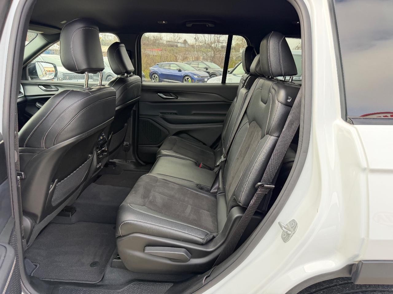 Jeep Grand Cherokee L Vehicle Full-screen Gallery Image 08