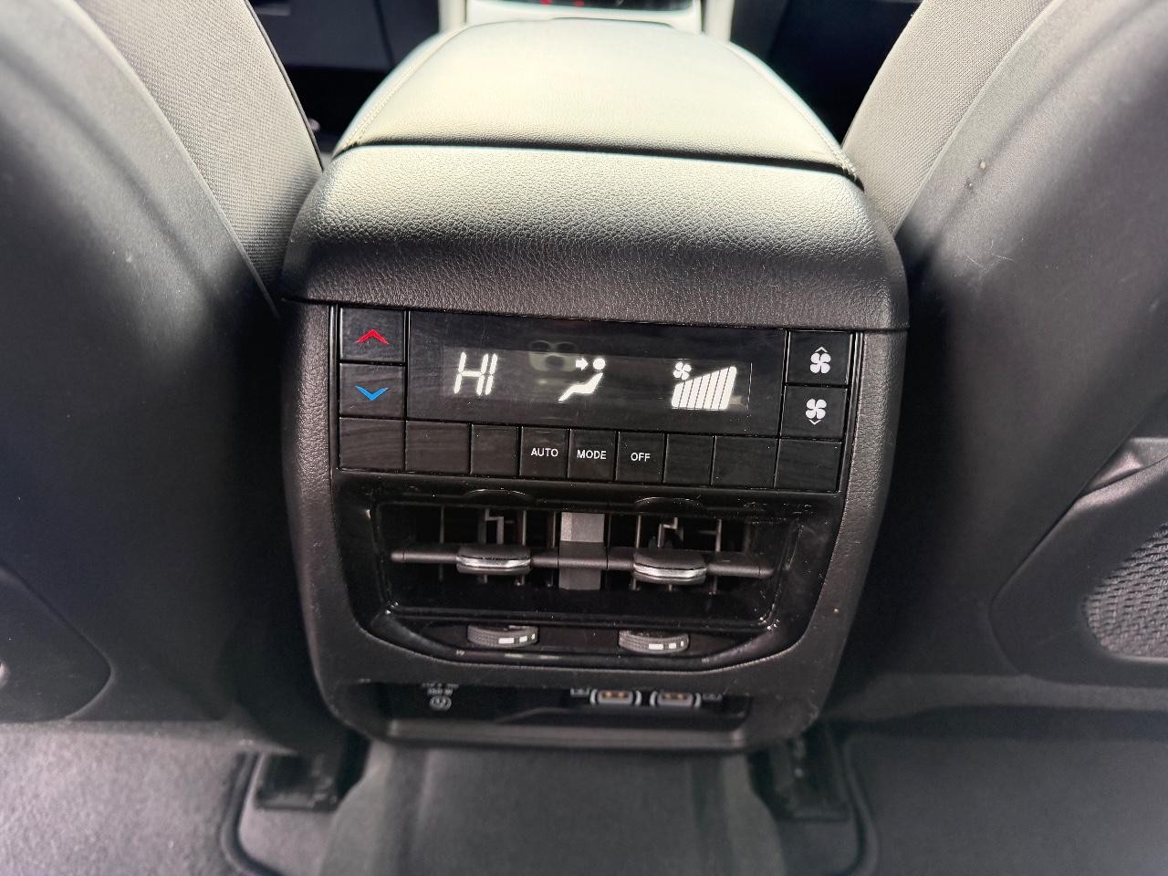 Jeep Grand Cherokee L Vehicle Full-screen Gallery Image 09