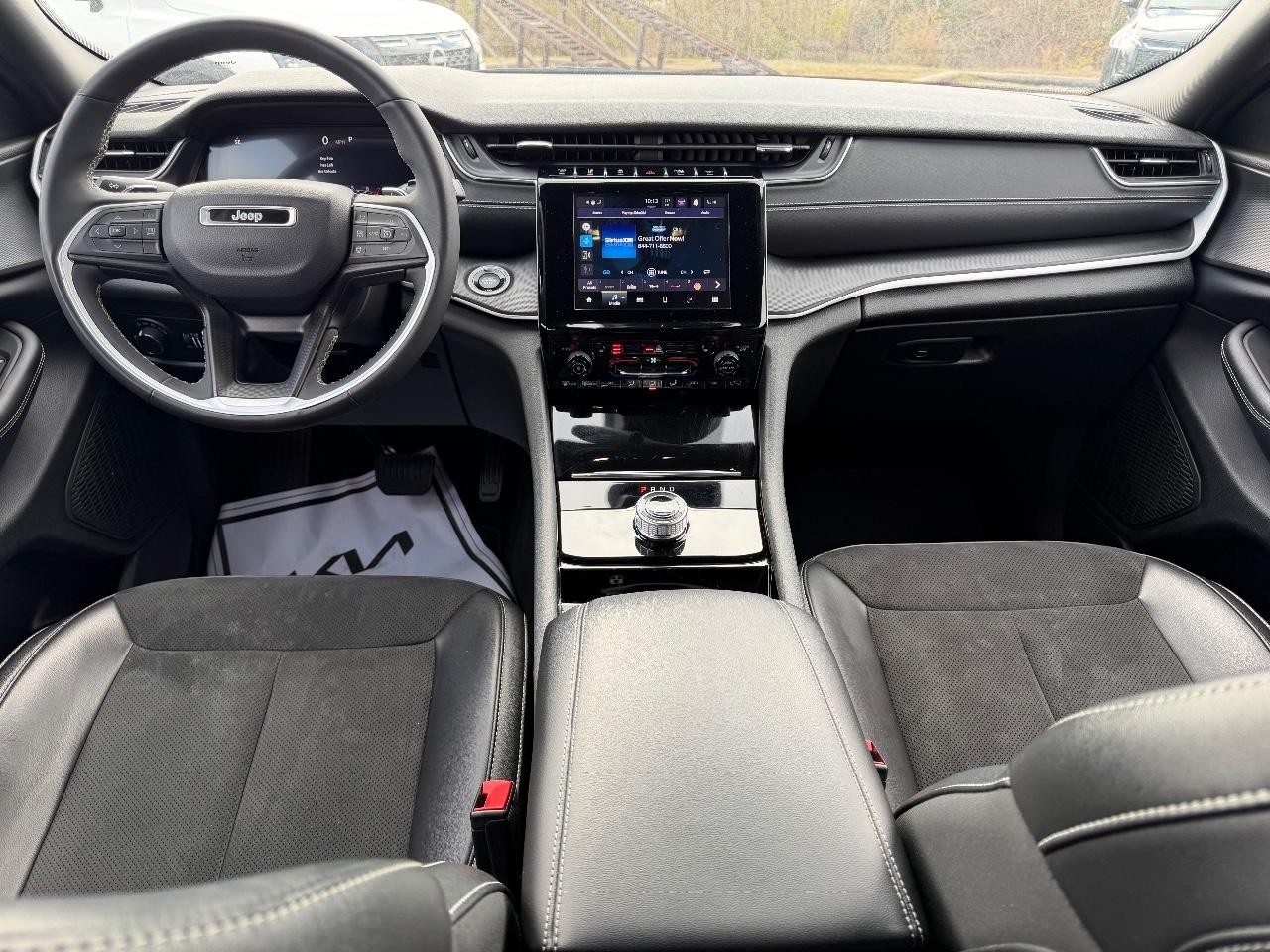 Jeep Grand Cherokee L Vehicle Full-screen Gallery Image 10