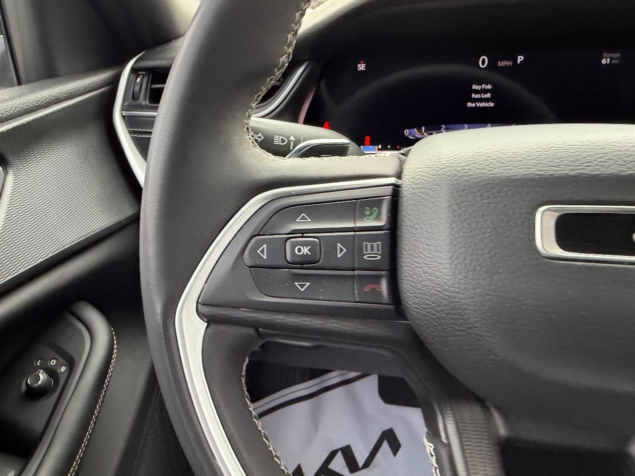 Jeep Grand Cherokee L Vehicle Full-screen Gallery Image 12