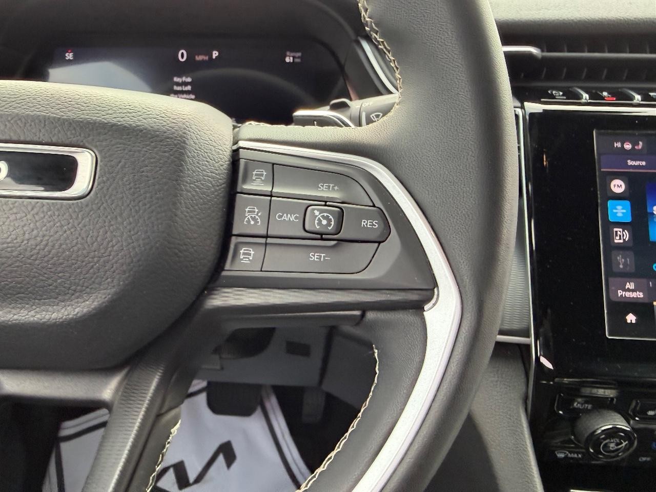 Jeep Grand Cherokee L Vehicle Full-screen Gallery Image 13