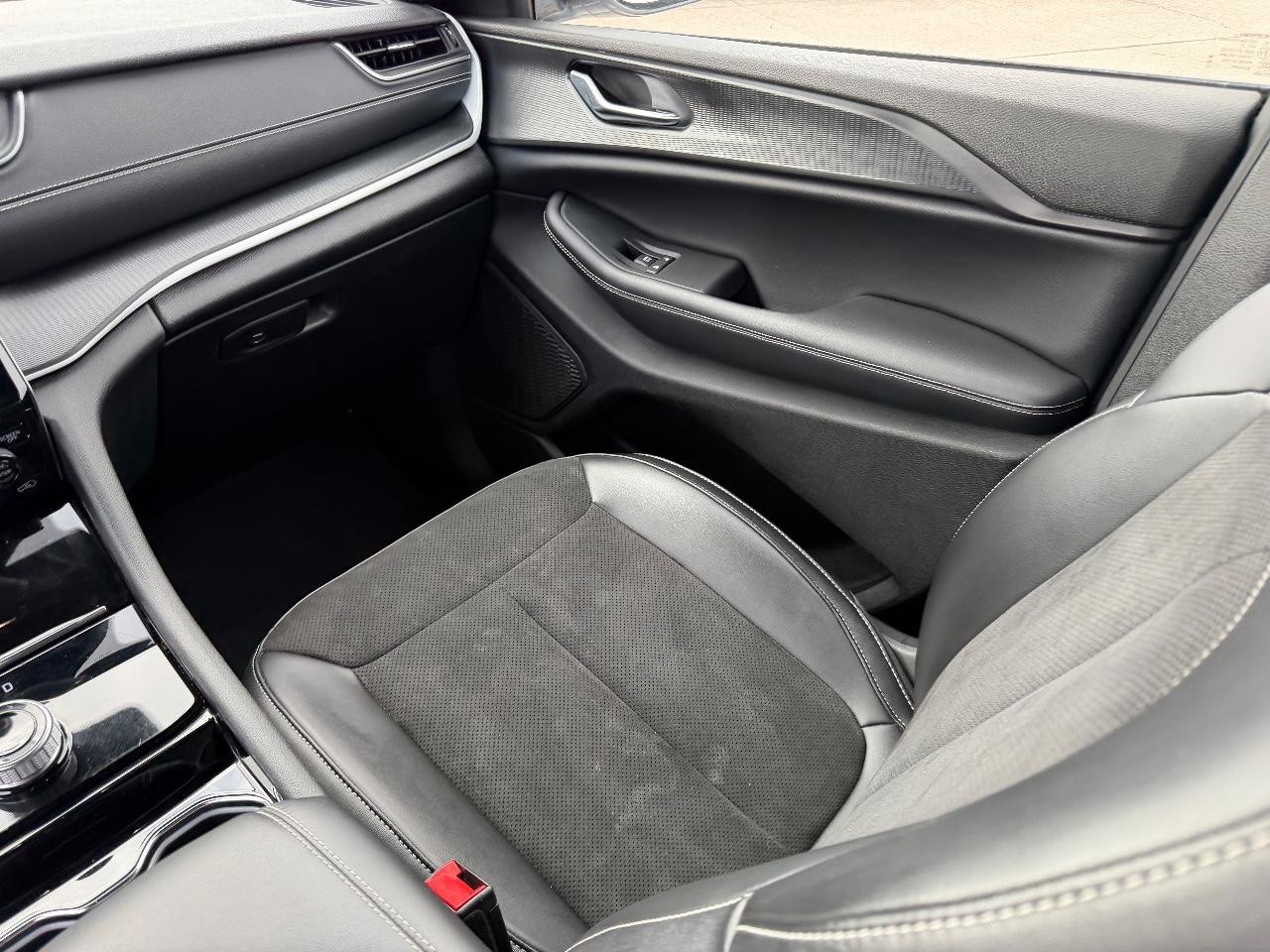 Jeep Grand Cherokee L Vehicle Full-screen Gallery Image 17