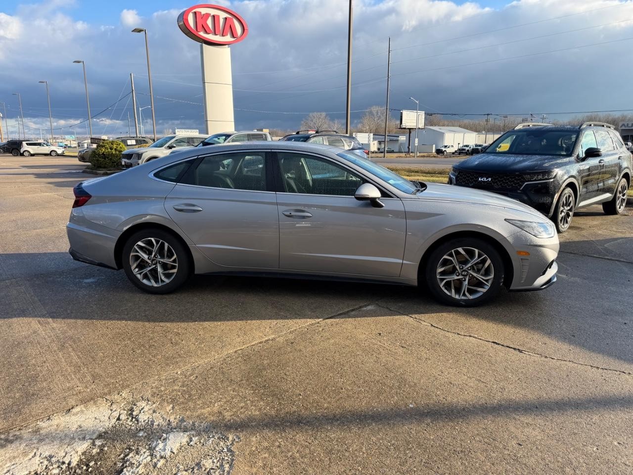 Hyundai Sonata Vehicle Full-screen Gallery Image 02