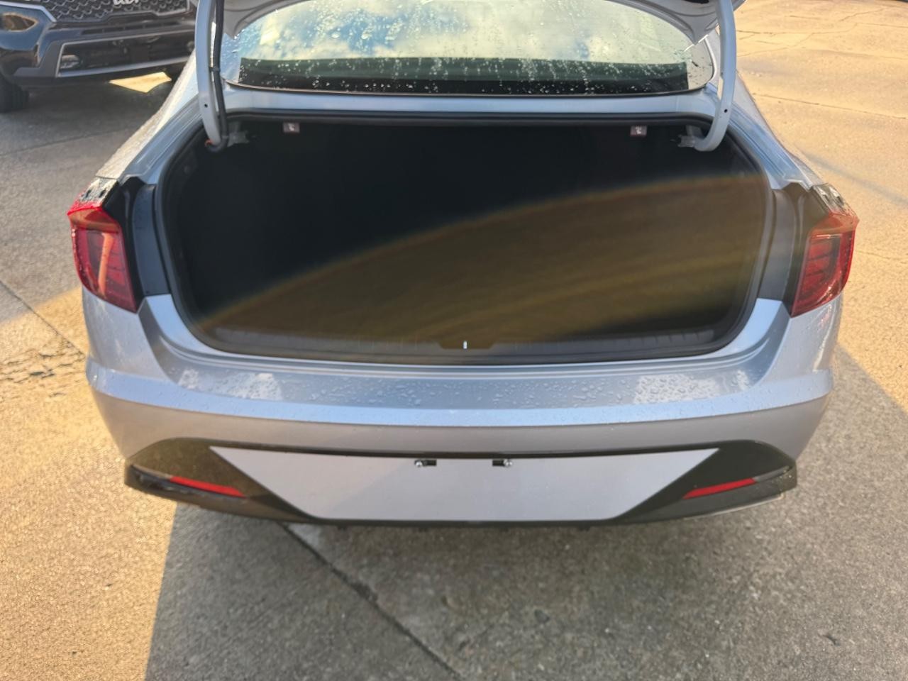 Hyundai Sonata Vehicle Full-screen Gallery Image 04