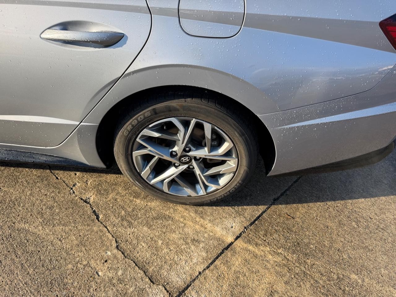 Hyundai Sonata Vehicle Full-screen Gallery Image 05