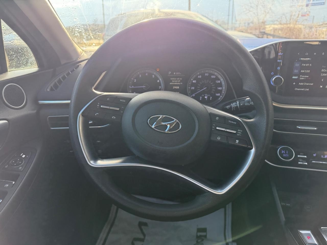 Hyundai Sonata Vehicle Full-screen Gallery Image 08