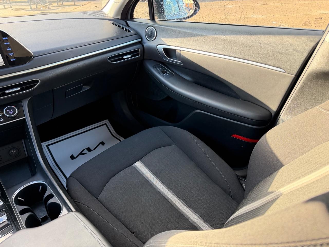 Hyundai Sonata Vehicle Full-screen Gallery Image 14