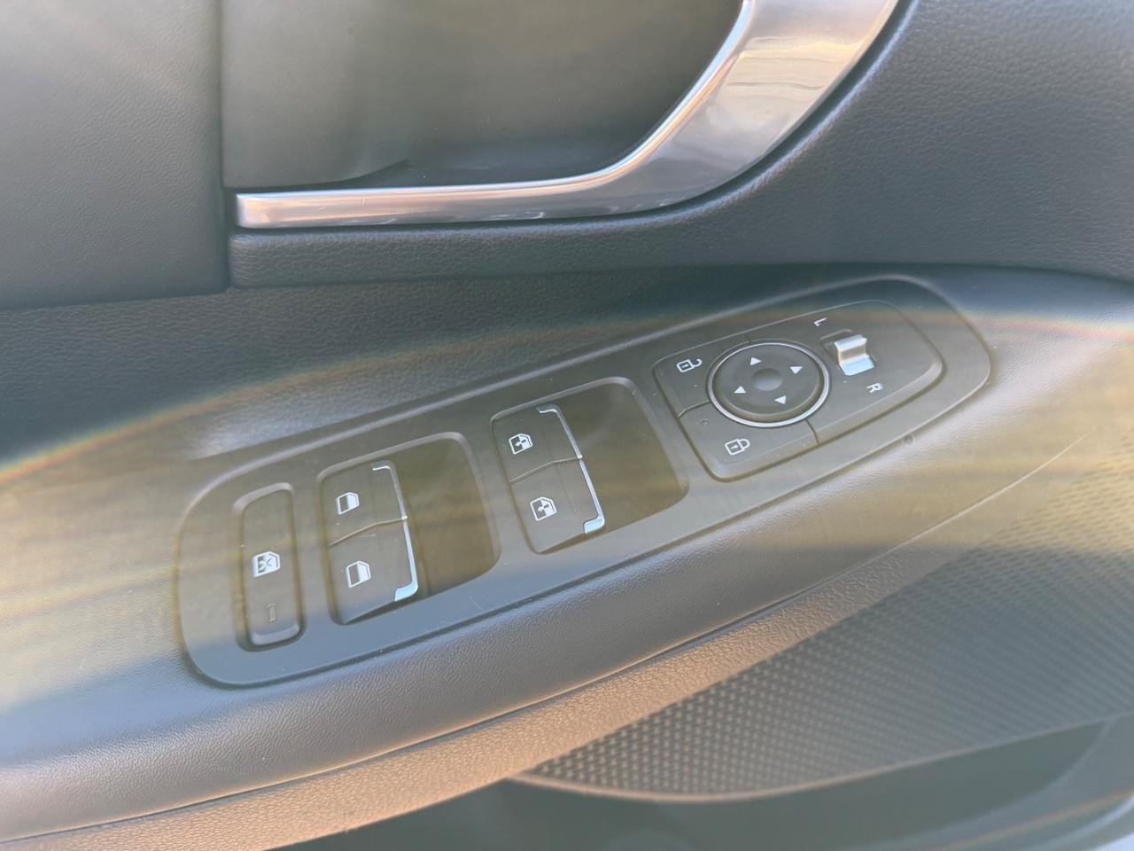 Hyundai Sonata Vehicle Full-screen Gallery Image 15