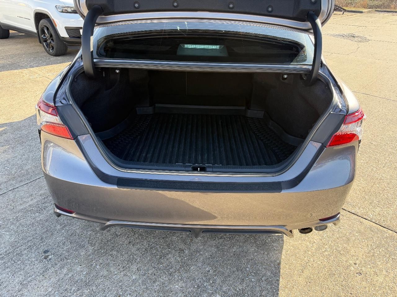 Toyota Camry Vehicle Full-screen Gallery Image 04