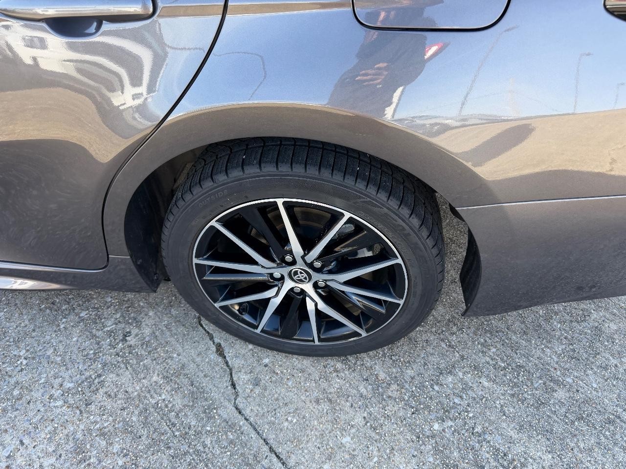 Toyota Camry Vehicle Full-screen Gallery Image 05