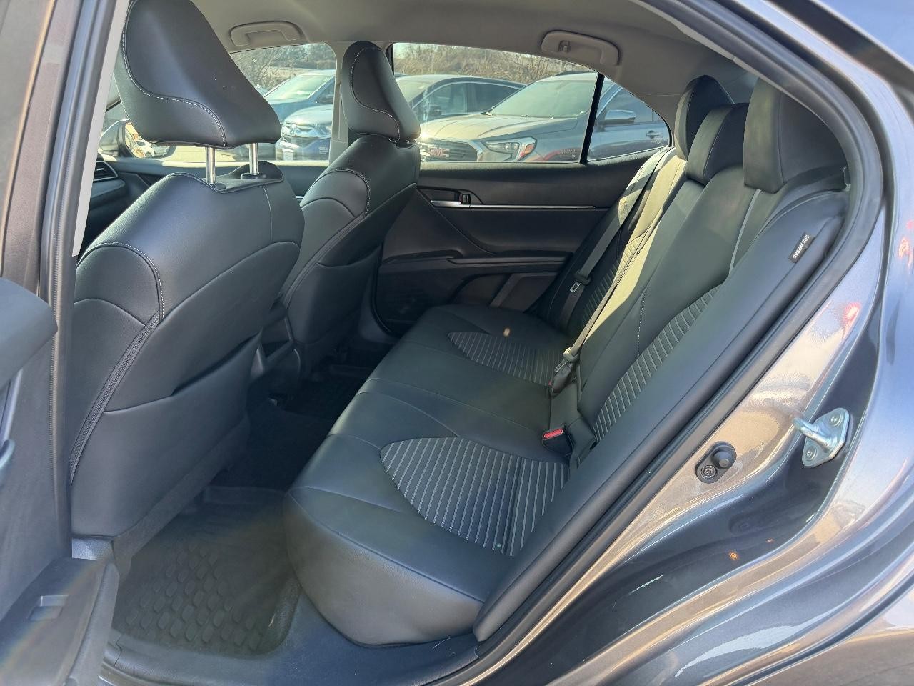 Toyota Camry Vehicle Full-screen Gallery Image 06