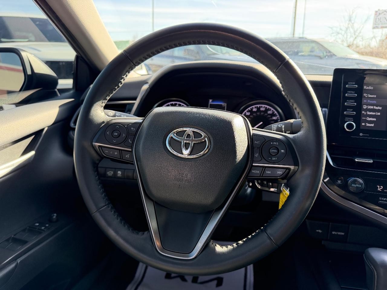 Toyota Camry Vehicle Full-screen Gallery Image 08