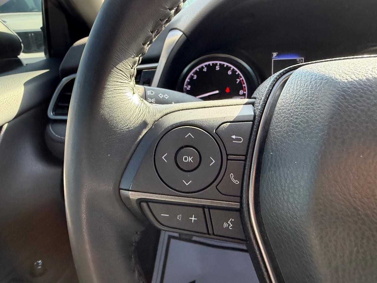 Toyota Camry Vehicle Full-screen Gallery Image 09