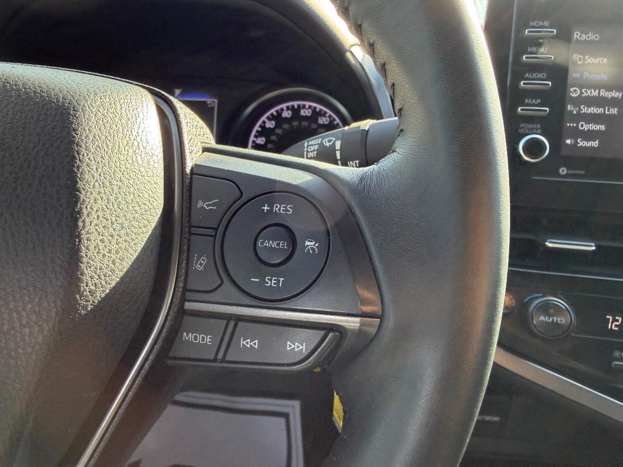 Toyota Camry Vehicle Full-screen Gallery Image 10