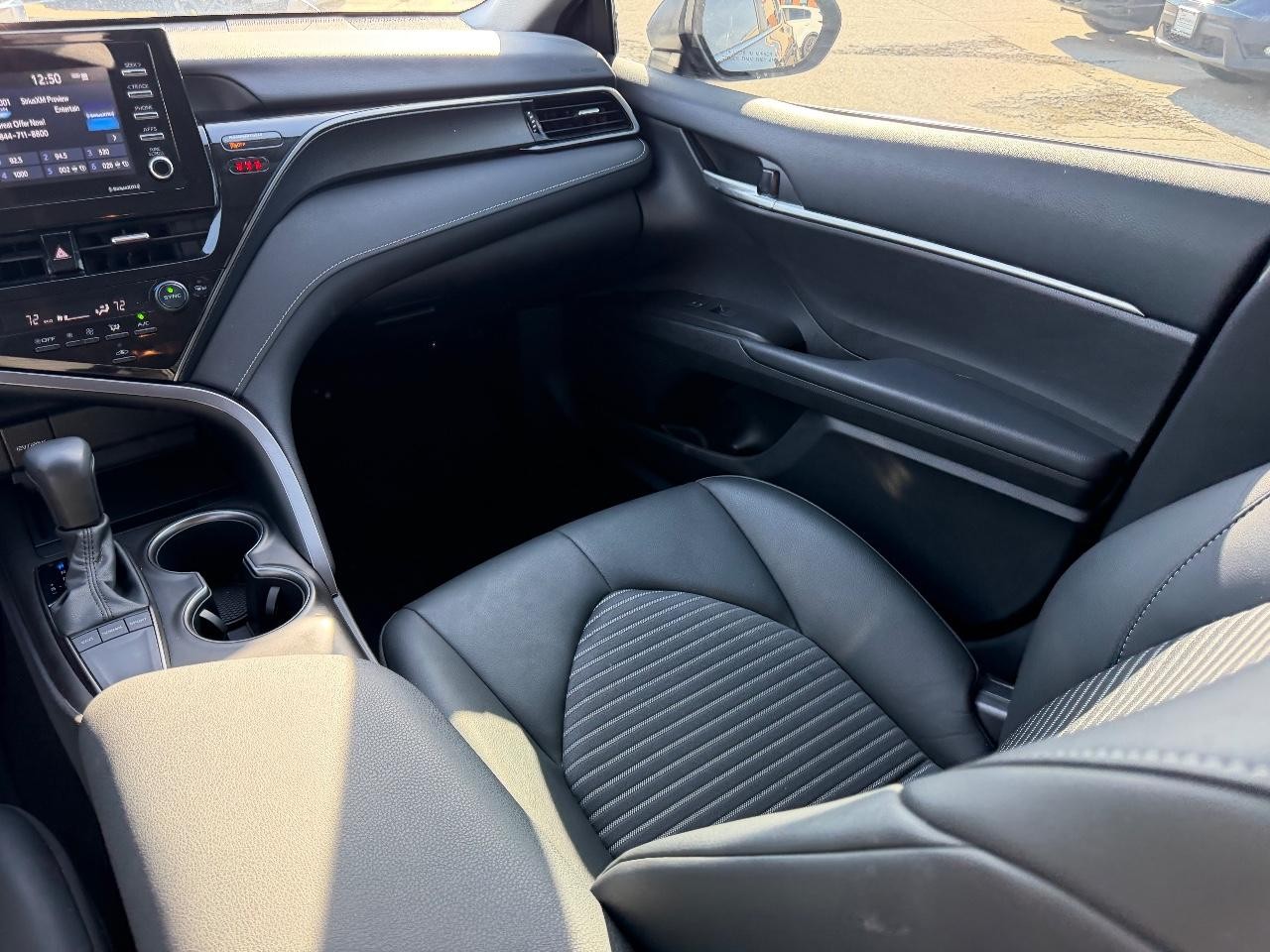 Toyota Camry Vehicle Full-screen Gallery Image 14