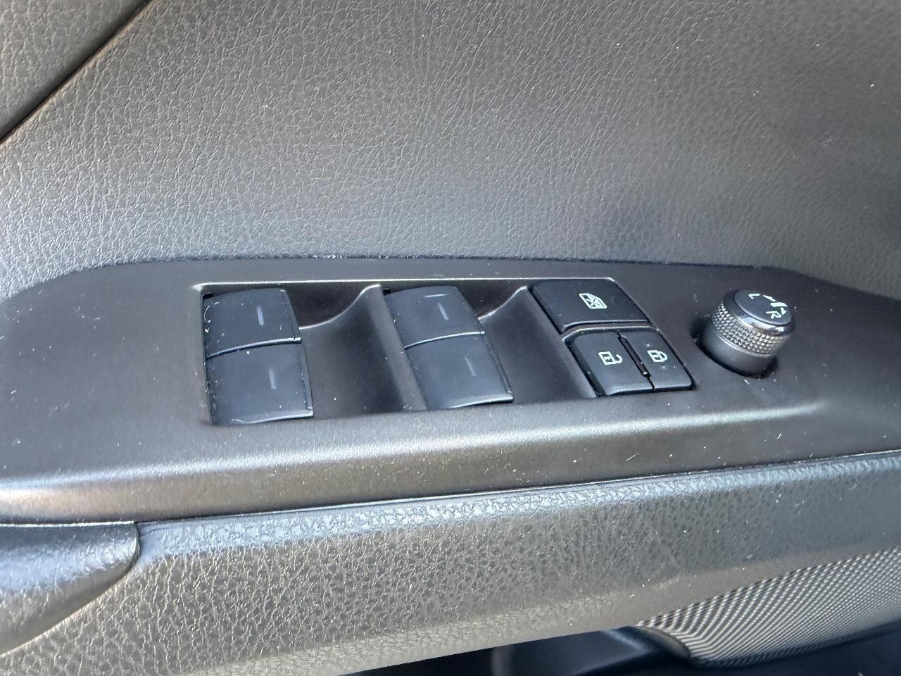 Toyota Camry Vehicle Full-screen Gallery Image 15