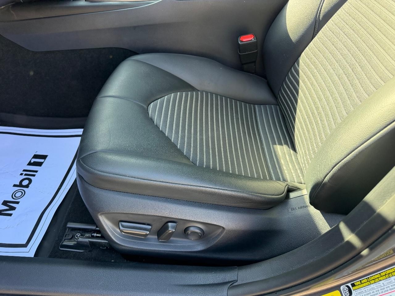 Toyota Camry Vehicle Full-screen Gallery Image 16