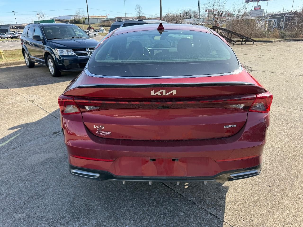 Kia K5 Vehicle Full-screen Gallery Image 03