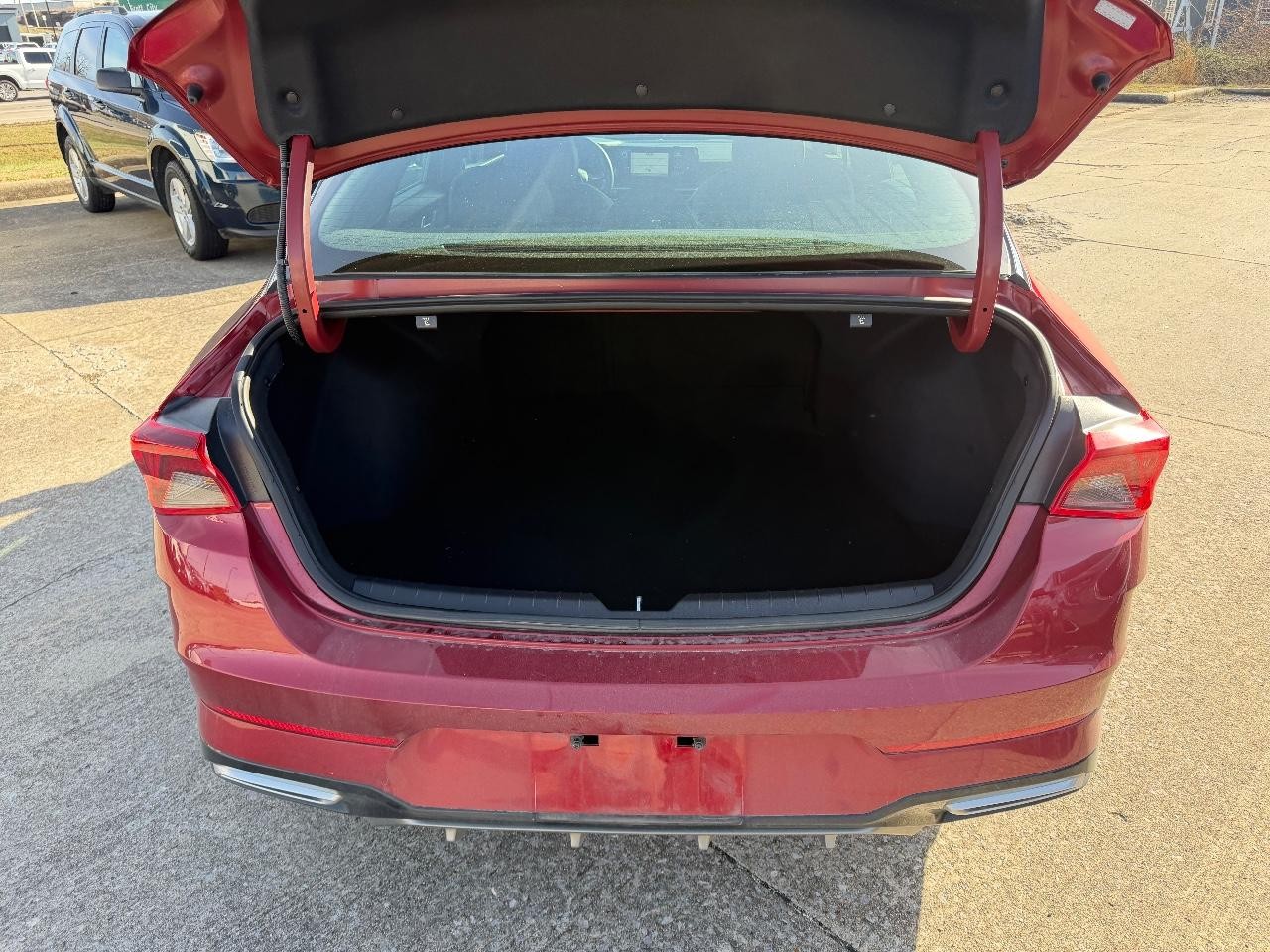 Kia K5 Vehicle Full-screen Gallery Image 04