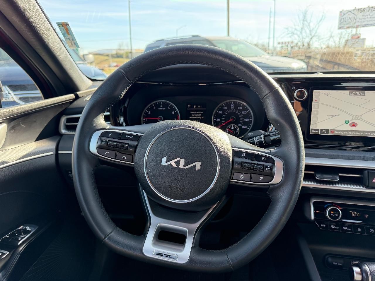 Kia K5 Vehicle Full-screen Gallery Image 09