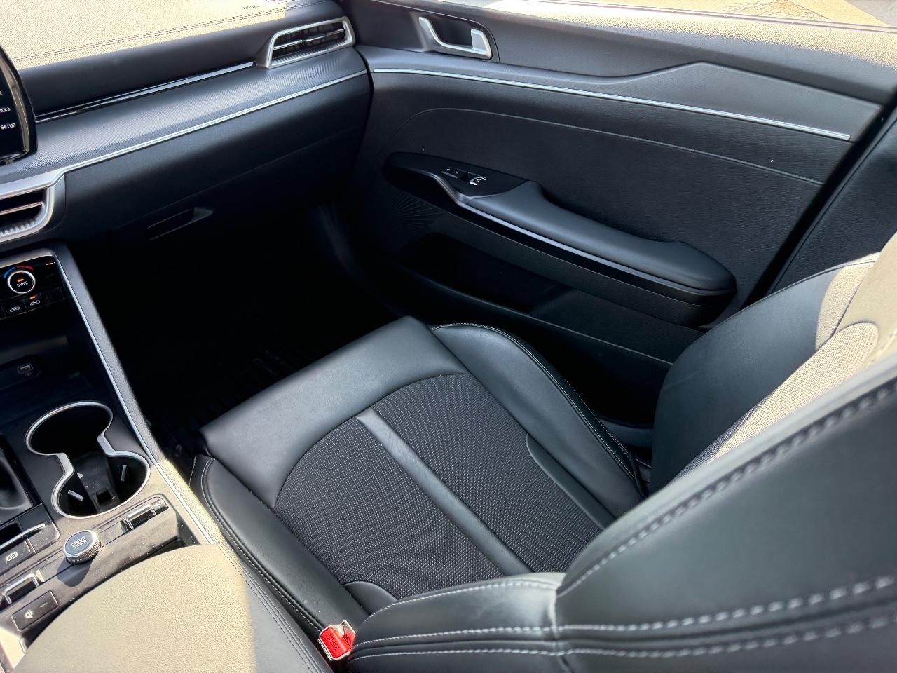 Kia K5 Vehicle Full-screen Gallery Image 15