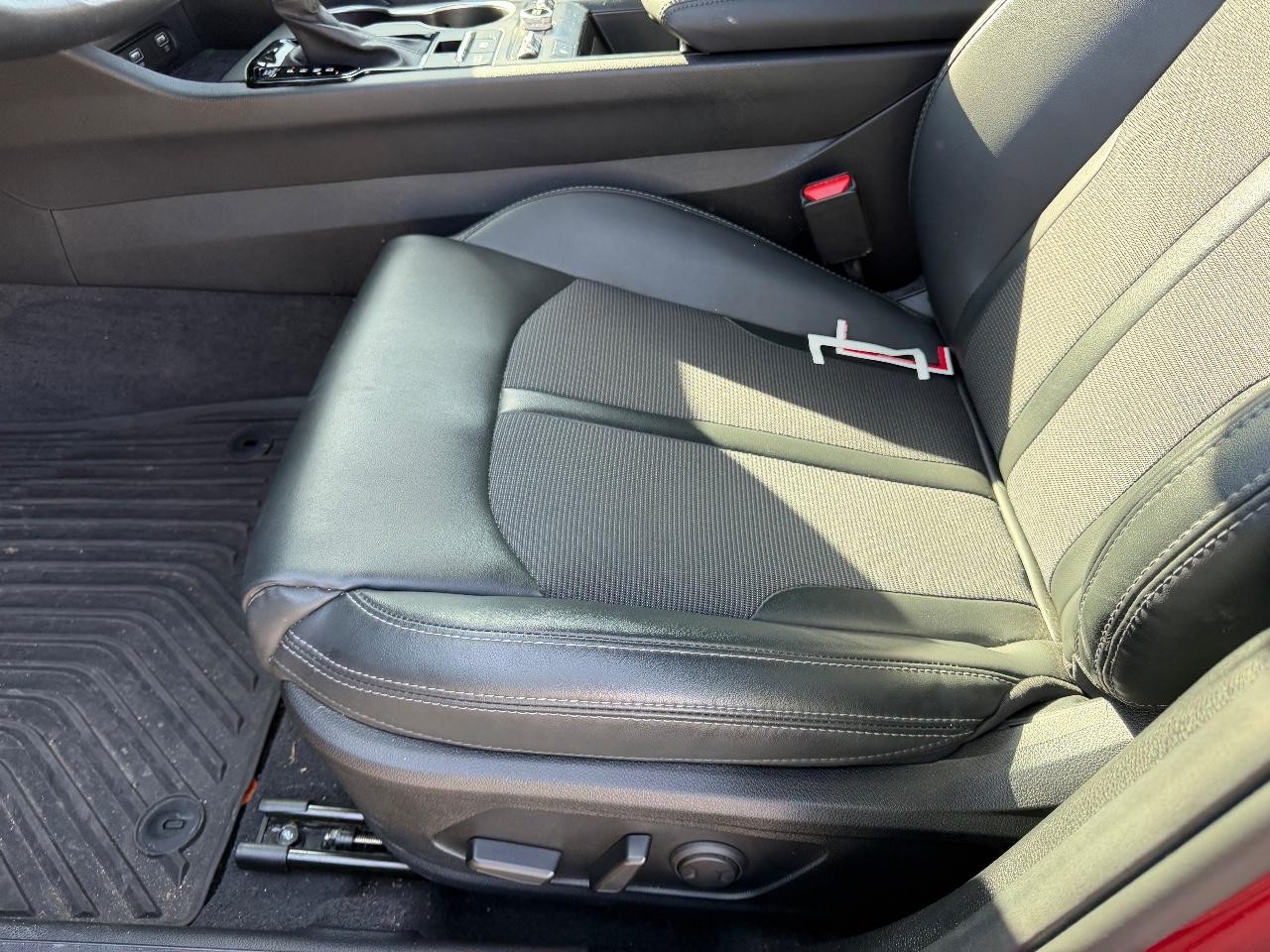 Kia K5 Vehicle Full-screen Gallery Image 17